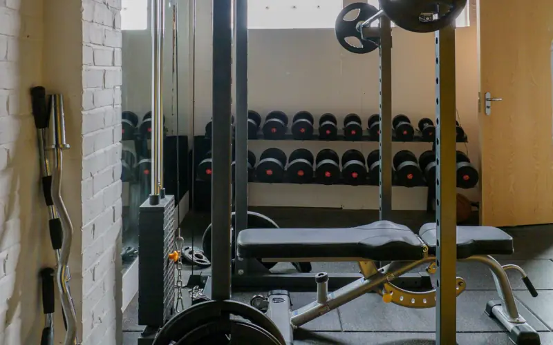 Panca e rack in una palestra di casa